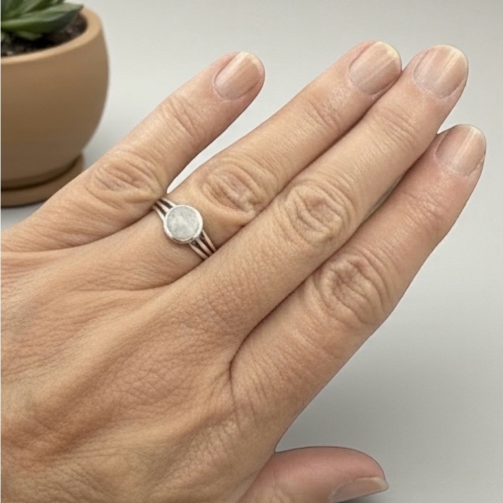 NWT 925 Sterling Silver and Moonstone Ring! Available in sizes 5-10! NEW! - Picture 5 of 6